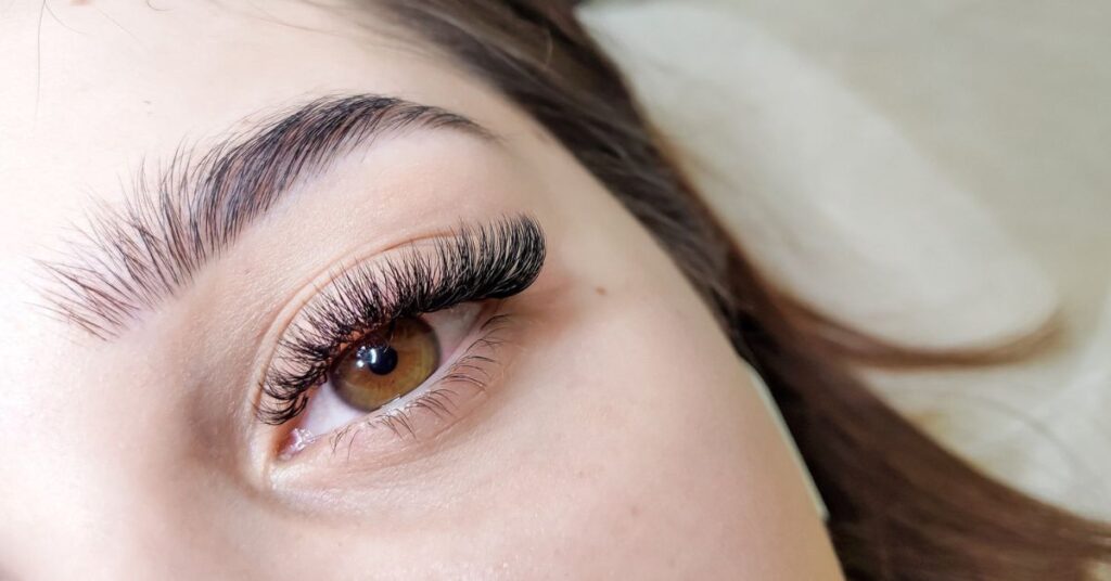 What are hybrid eyelash extensions